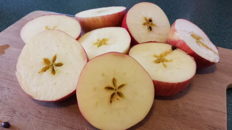 apples have seeds - cut apples with star design in preschool 

Exploring Seeds in Preschool - sunflower and garden sensory bin for fall orchard theme