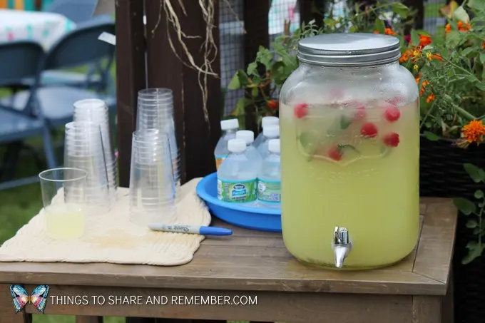 lemonade with raspberries and mint