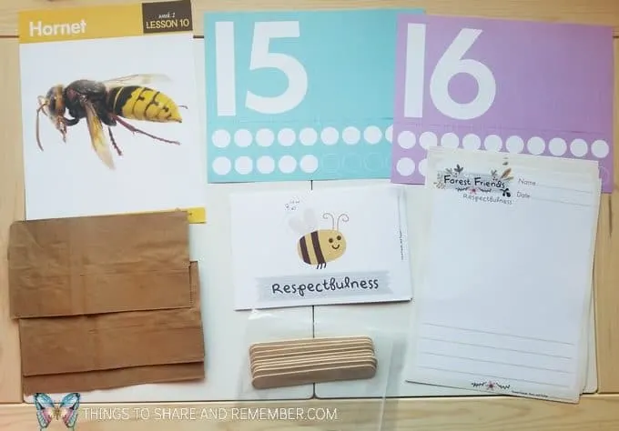 bees and butterflies theme Lesson 10: Hornet - numbers 15 and 16, Forest Friends story page